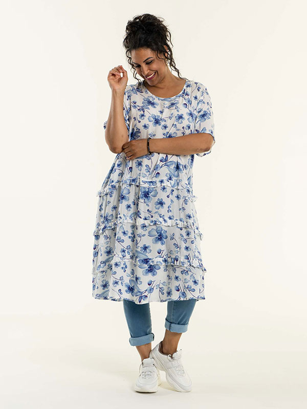 Charlotta - Hvid viskose kjole med smukke blå blomster fra Studio
