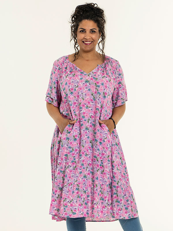YELVA - Pink viskose kjole med lommer og flæsekant  fra Studio
