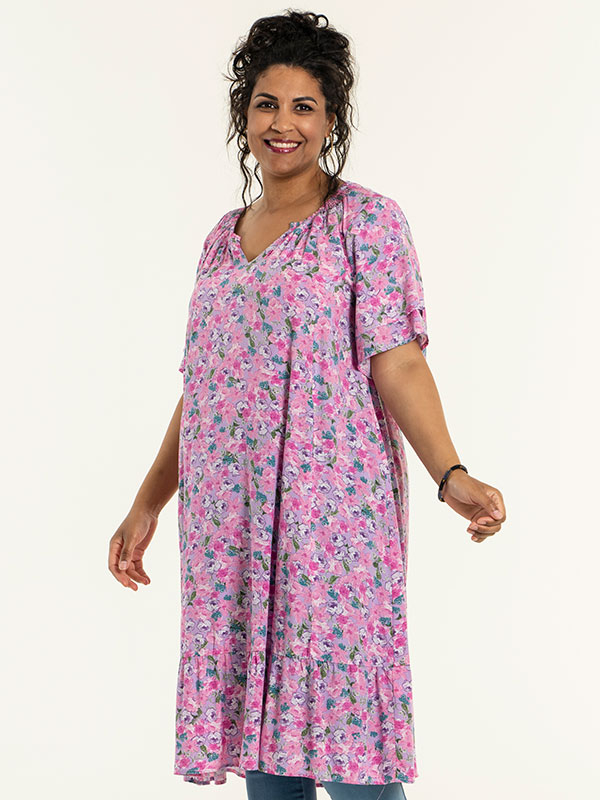 YELVA - Pink viskose kjole med lommer og flæsekant  fra Studio