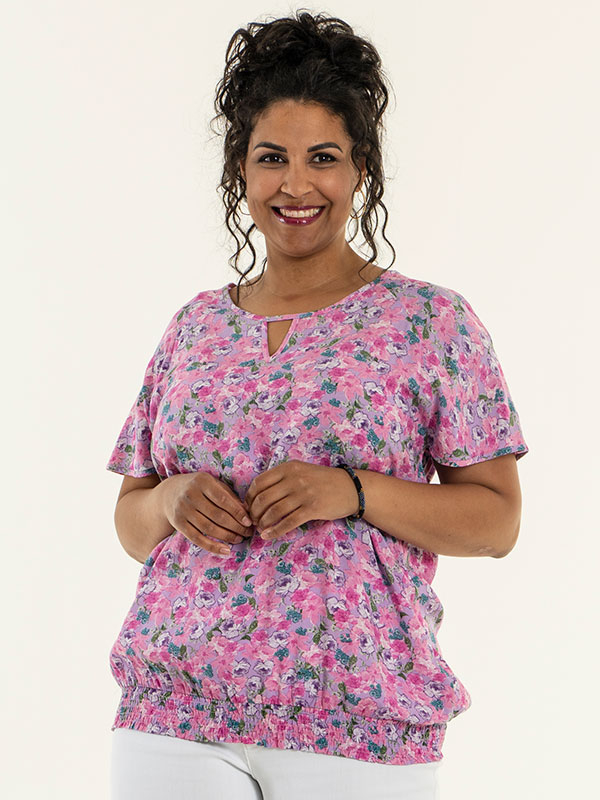 Camilla - Pink viskose bluse med blomster print og elastikkant fra Studio