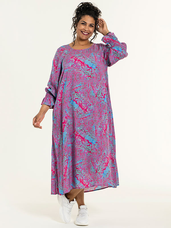 BODIL - Lang pink viskose kjole med blåt mønster fra Studio
