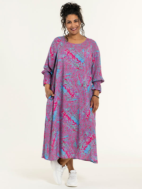 BODIL - Lang pink viskose kjole med blåt mønster fra Studio