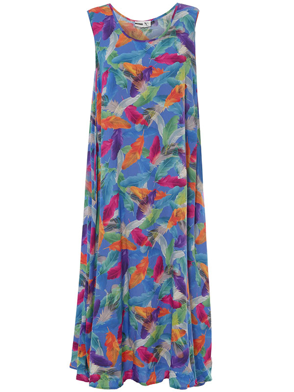 IDUN - Lang blå viskose kjole med fjer print i smukke farver fra Studio