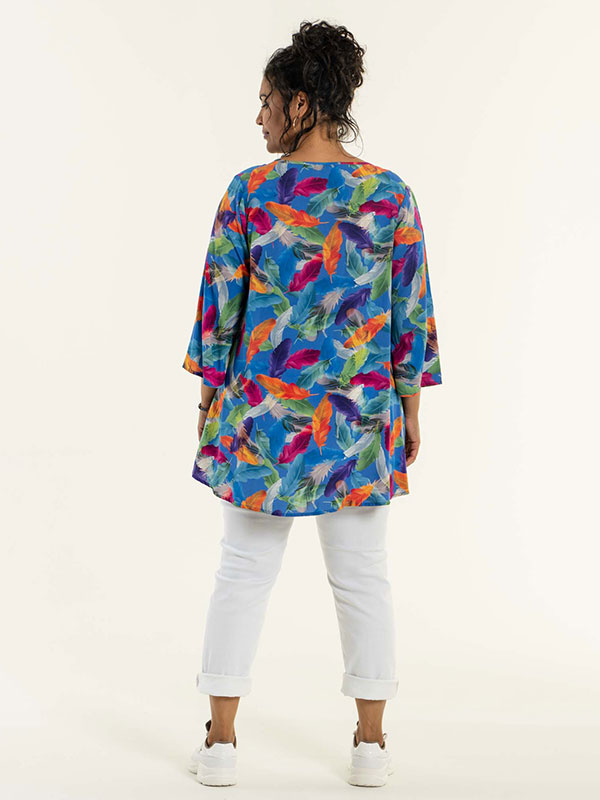 Camilla - Blå viskose tunika med flot fjer print fra Studio