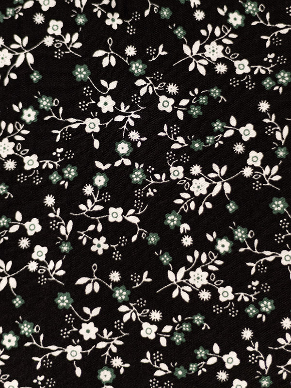 INDIRA - Sort viskose bluse med V-hals og små hvide blomster fra Studio