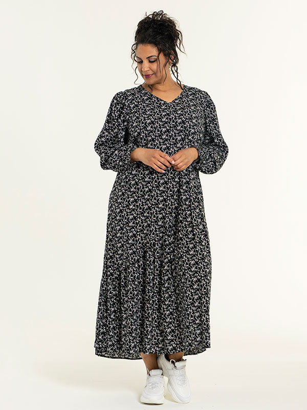 VIOLA - Lang sort viskose kjole med asymmetrisk flæsekant fra Studio