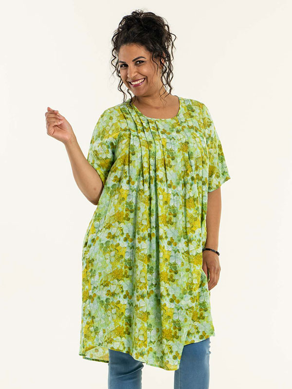 JASMINE - Grøn viskose kjole med flotte læg over barmen fra Studio