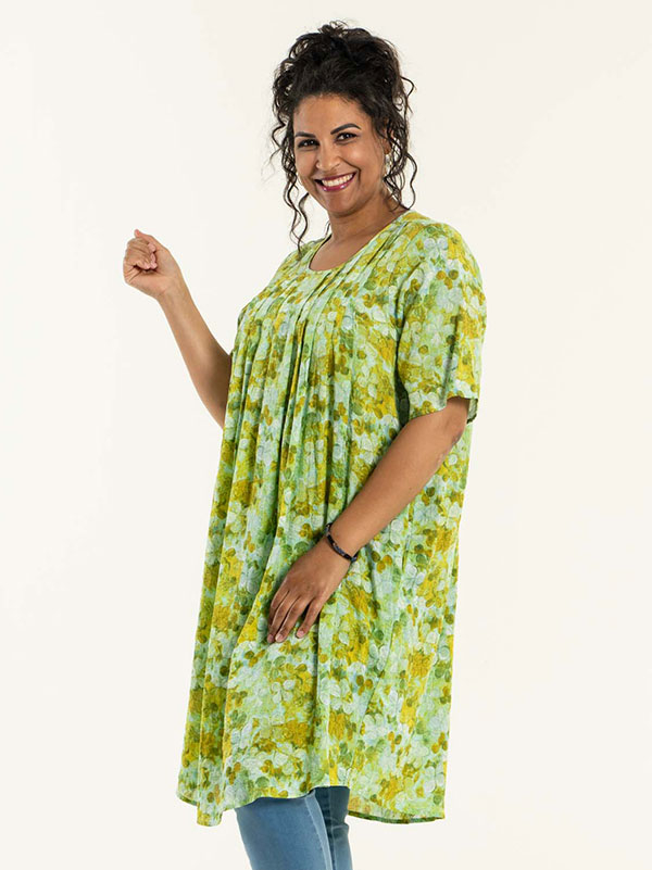 JASMINE - Grøn viskose kjole med flotte læg over barmen fra Studio