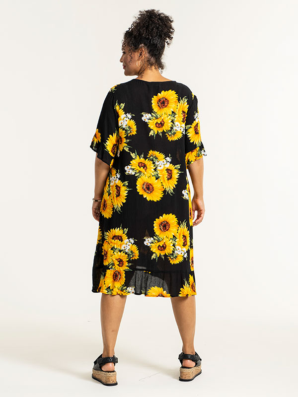 SIGNE - Sort kjole med store gule solsikker fra Studio