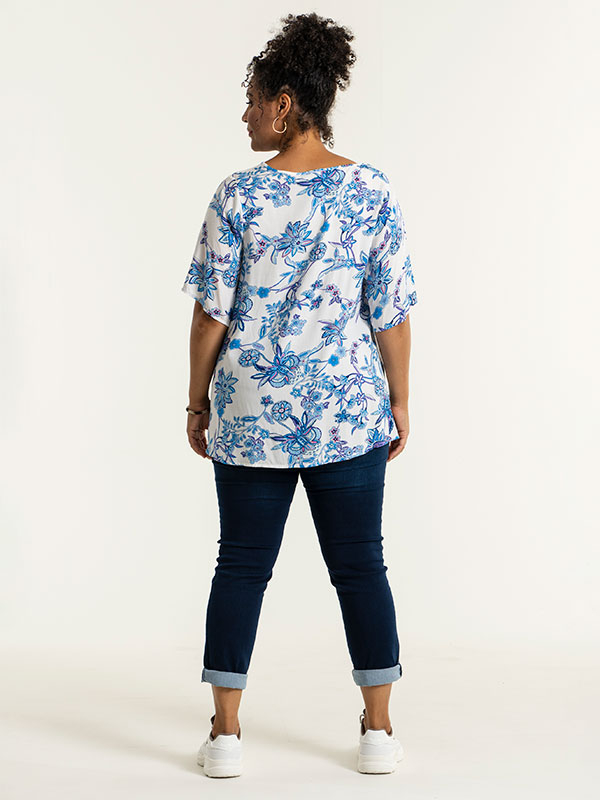 MARNA - Hvid bluse med blomsterprint fra Studio