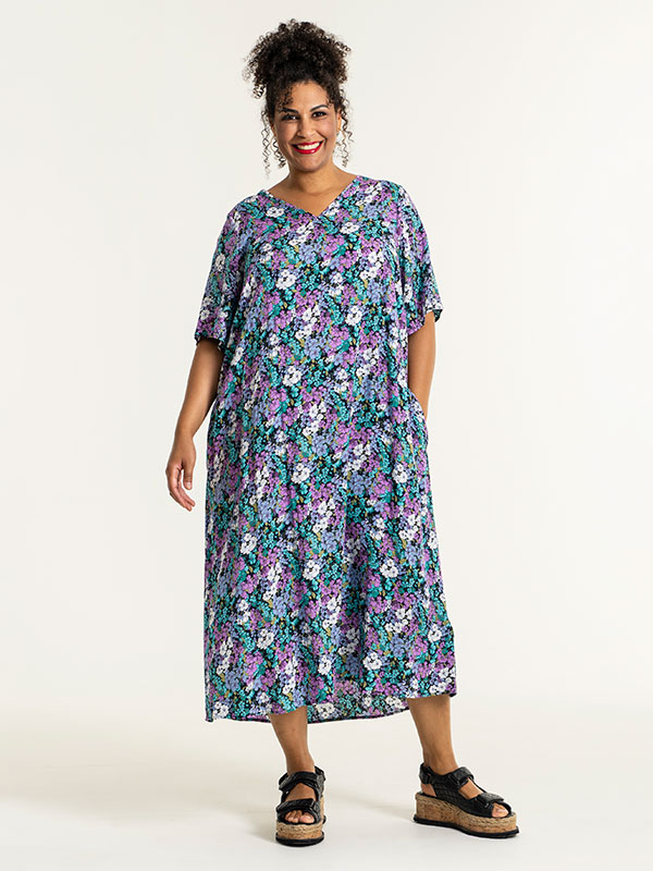 SOLVEJ - Sort kjole med blomsterprint fra Studio