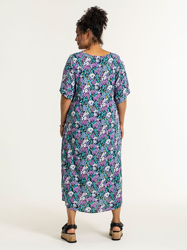 SOLVEJ - Sort kjole med blomsterprint fra Studio