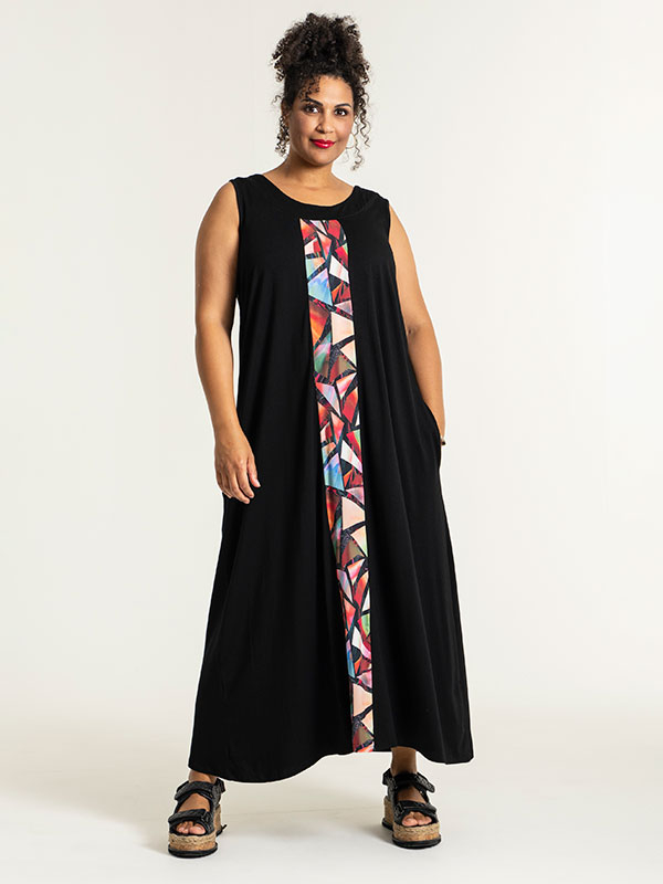 ADELENA - Sort jersey kjole med farve mønster fra Studio