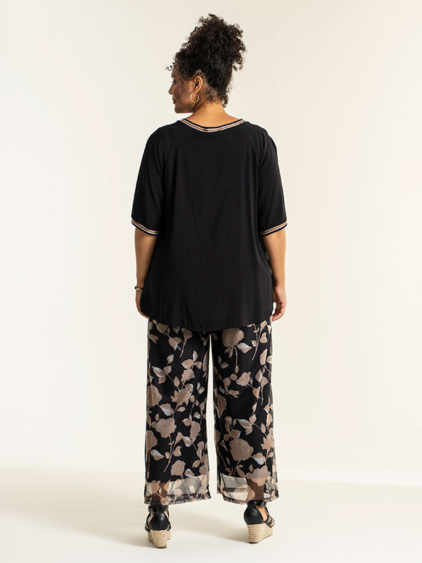 JAKOBINE - Sorte bukser med blomsterprint fra Studio