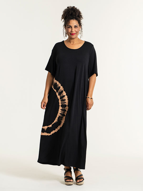HANA - Lang sort jersey kjole med batik print fra Studio