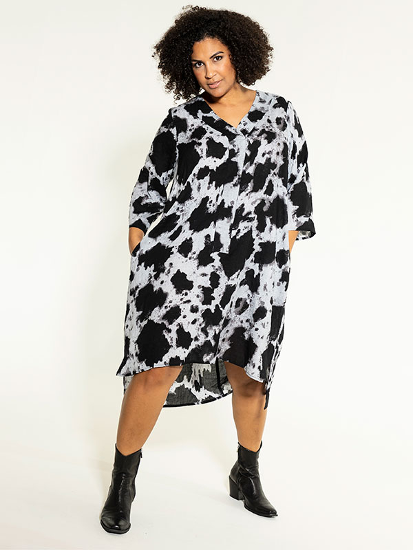 ELMA - Sort og grå printet tunika kjole fra Studio