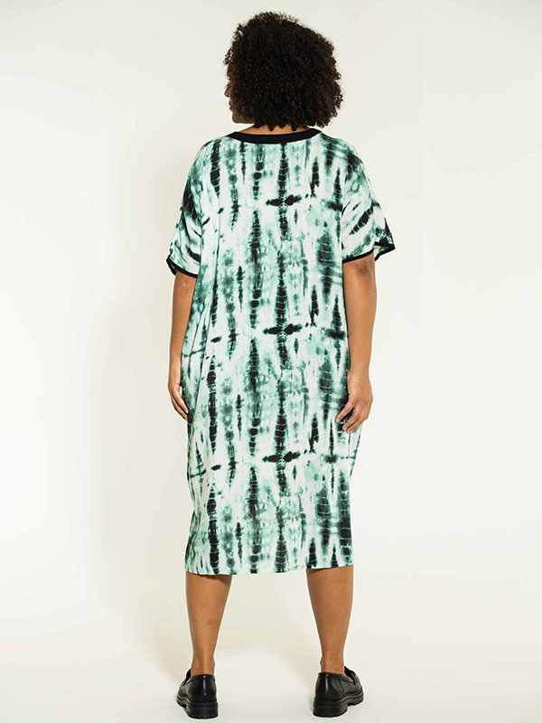 ULLA - Hvid viskose kjole med grøn batik print fra Studio