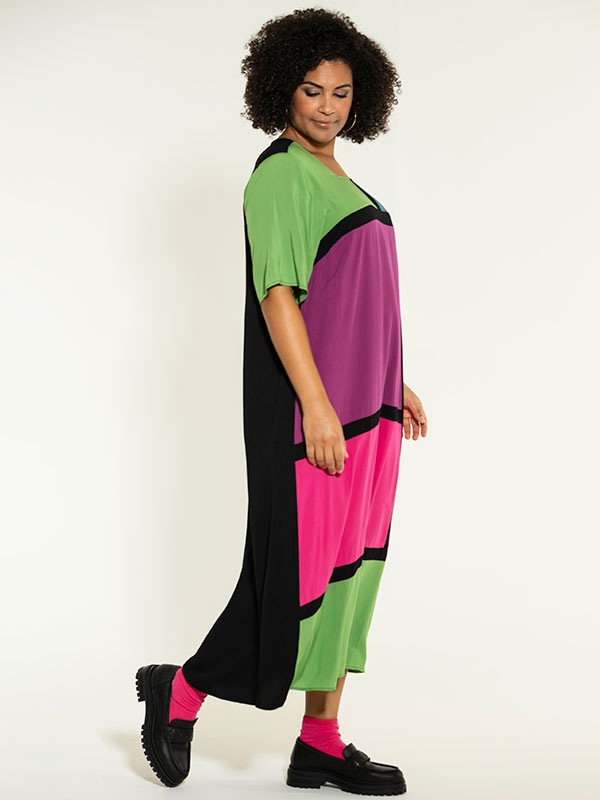 LANA - Lang flerfarvet viskose kjole fra Studio