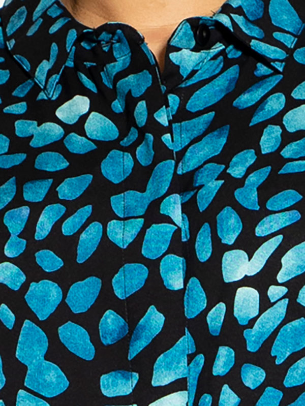 EMILIE - Sort skjortekjole med petroleumsfarvet mønster fra Studio
