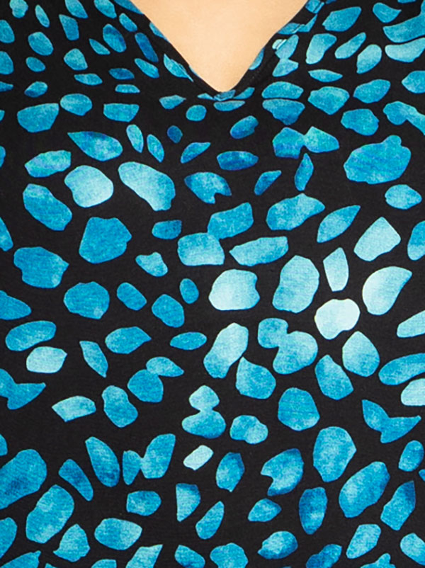 EMMY - Sort bluse med petroleumsfarvet mønster fra Studio