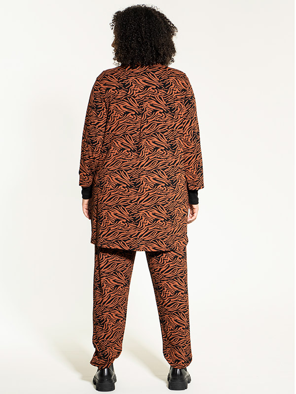 VIBEN - Strækbare bukser med sort og rustrødt mønster fra Studio