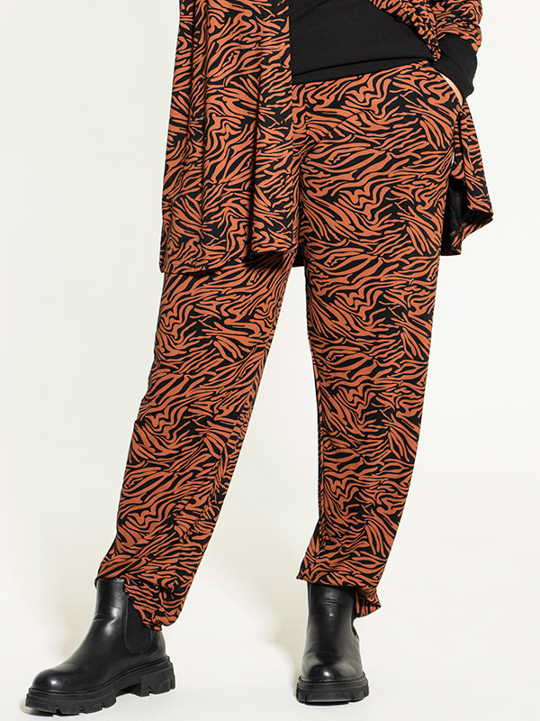 VIBEN - Strækbare bukser med sort og rustrødt mønster fra Studio