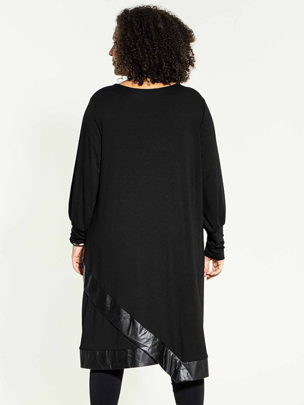 AGATHE - Sort kjole med detaljer i læderlook fra Studio