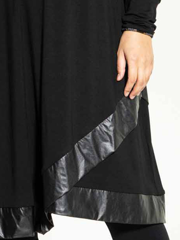 AGATHE - Sort kjole med detaljer i læderlook fra Studio