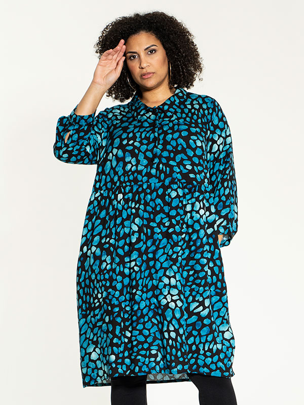 LISE - Sort kjole med petroleumsblåt mønster fra Studio
