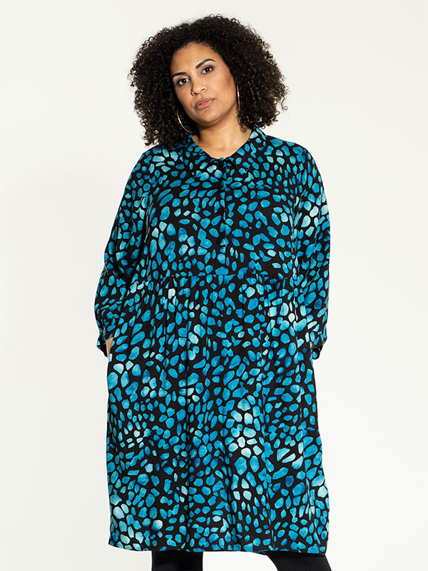LISE - Sort kjole med petroleumsblåt mønster fra Studio