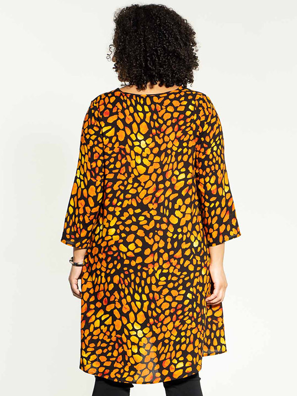 BIRGITTE - Sort kjole med orange mønster fra Studio