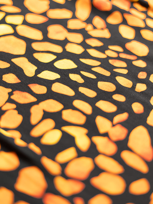 BIRGITTE - Sort kjole med orange mønster fra Studio