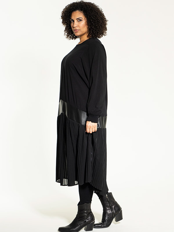 HABIBA - Sort kjole med detaljer i chiffonplissé og imiteret skind fra Studio