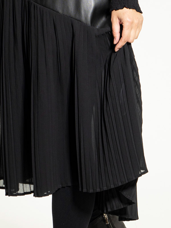 HABIBA - Sort kjole med detaljer i chiffonplissé og imiteret skind fra Studio