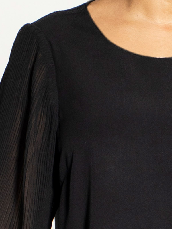 HENNA - Sort bluse med ærmer og flæsekant i chiffonplissé fra Studio