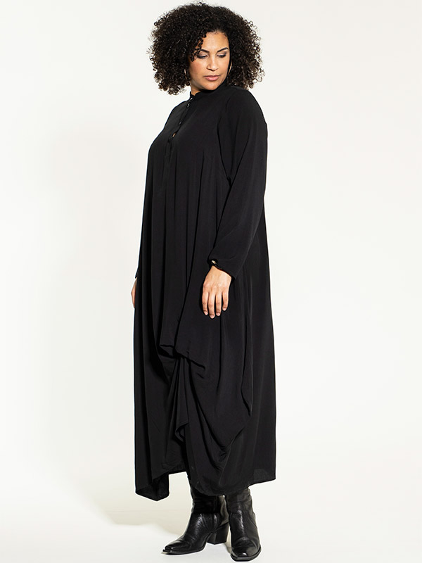 KABRINA - Lang sort kjole fra Studio