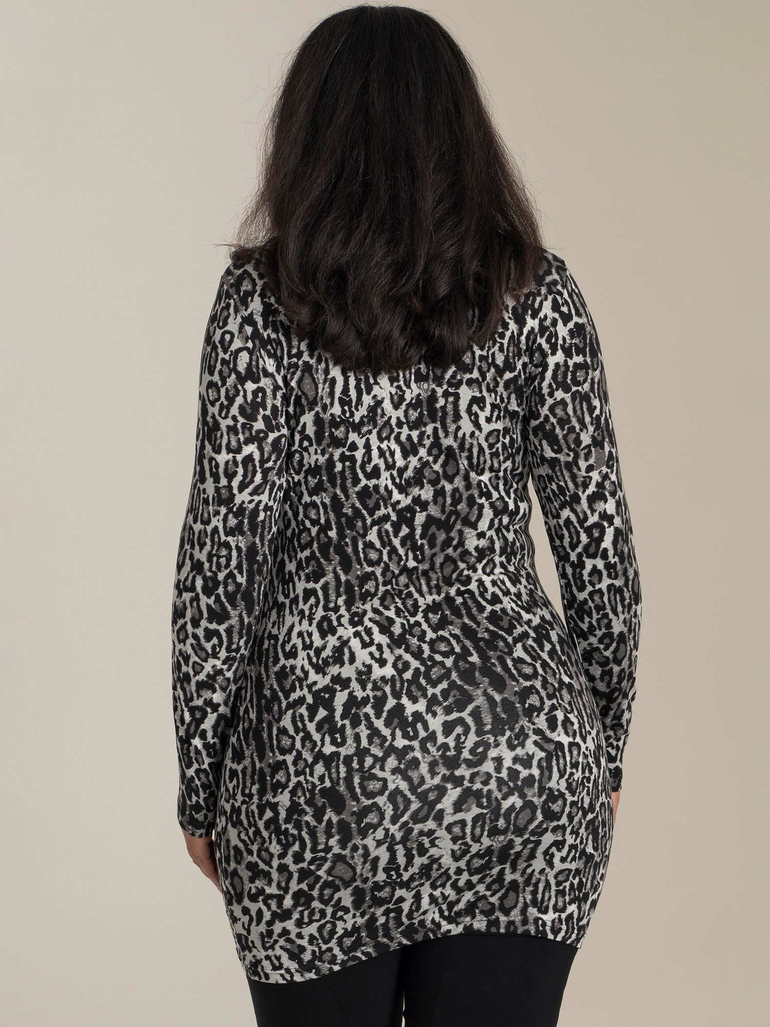 AMSTERDAM - Basis bluse med gråt leopardprint  fra Sandgaard