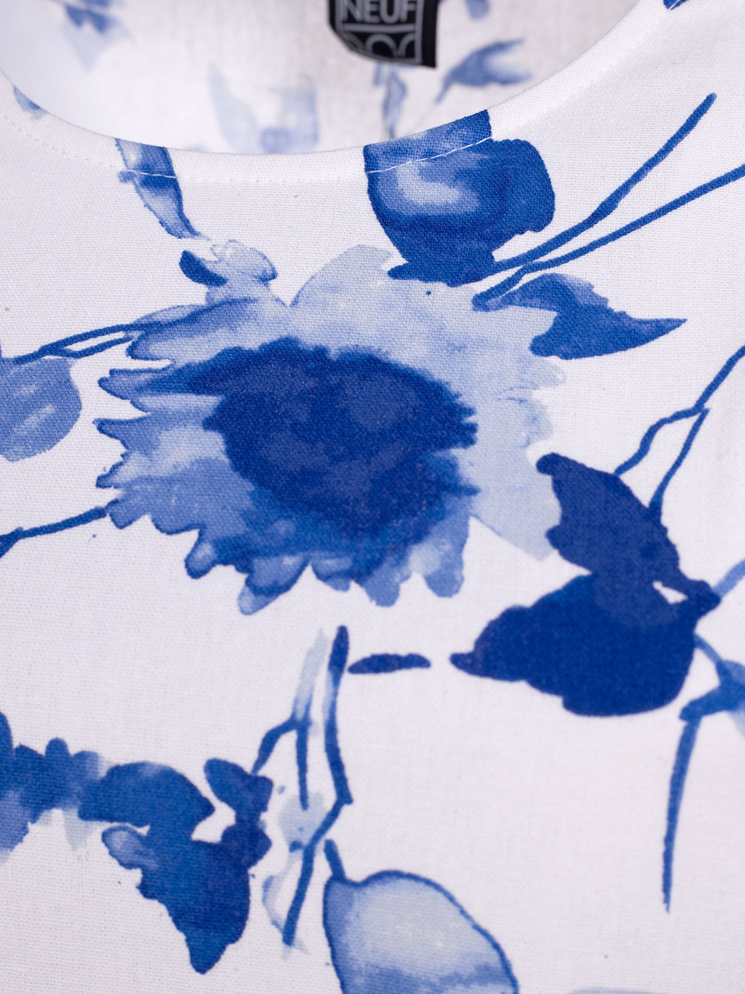 Hvid Sina kjole med smukt blåt blomsterprint fra Pont Neuf