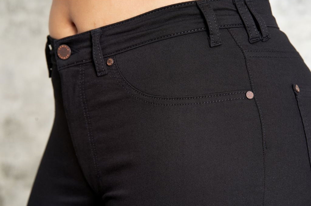Carmen - Sorte powerstretch jeans med kort benlængde fra Studio