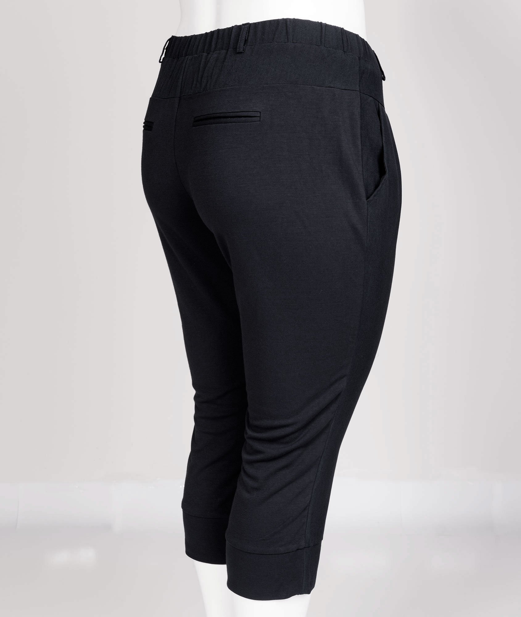 Klassiske sorte capri bukser med rummelig facon fra Studio