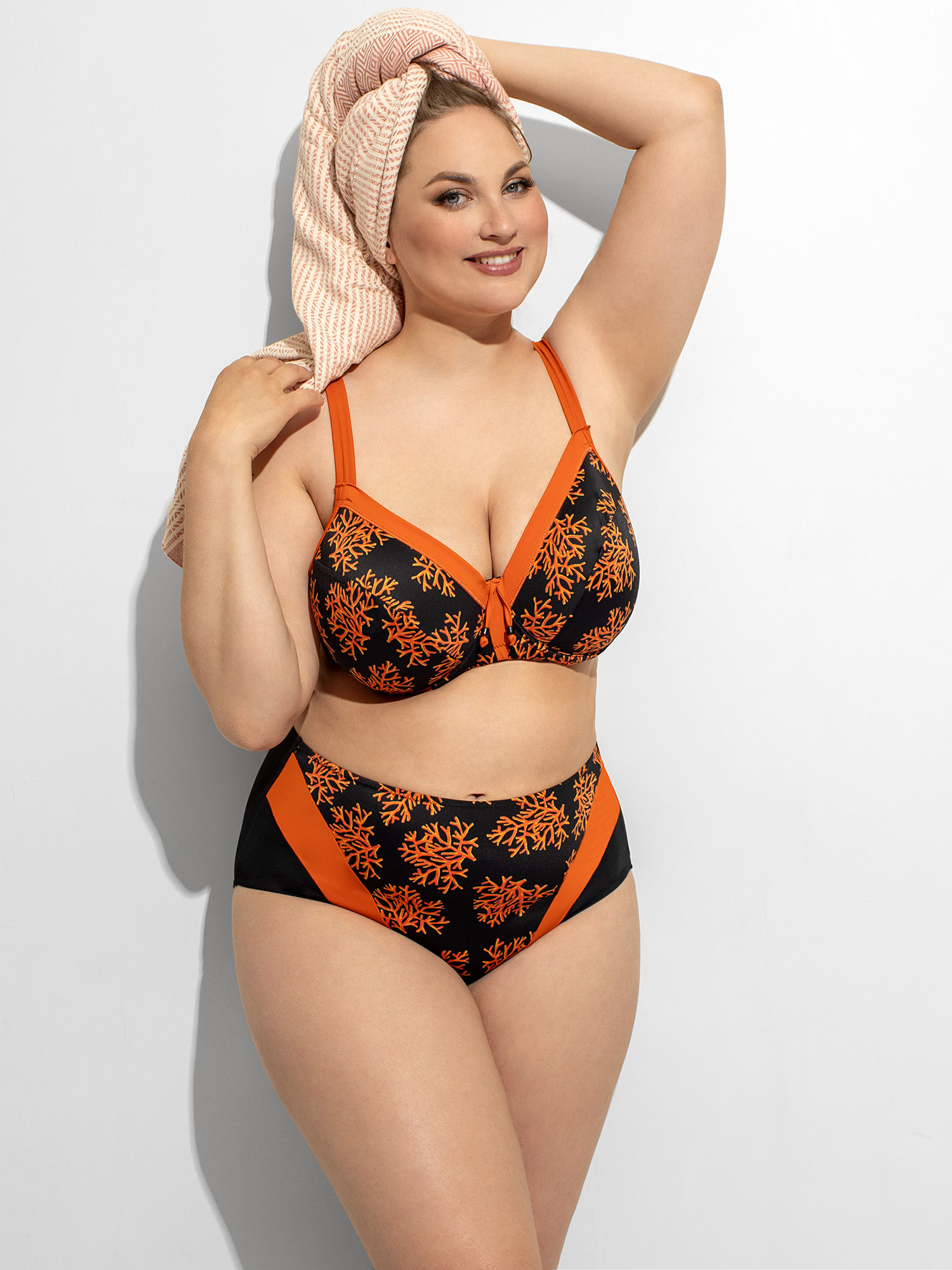 Sort og orange  bikini top med bøjle fra Plaisir