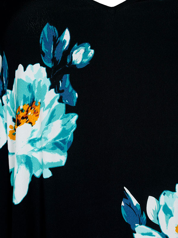 Sort viskose kjole med smukke blå blomster og fin kryds ryg fra Zizzi