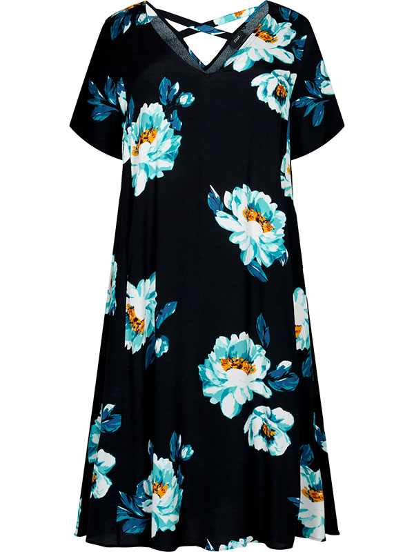 Sort viskose kjole med smukke blå blomster og fin kryds ryg fra Zizzi