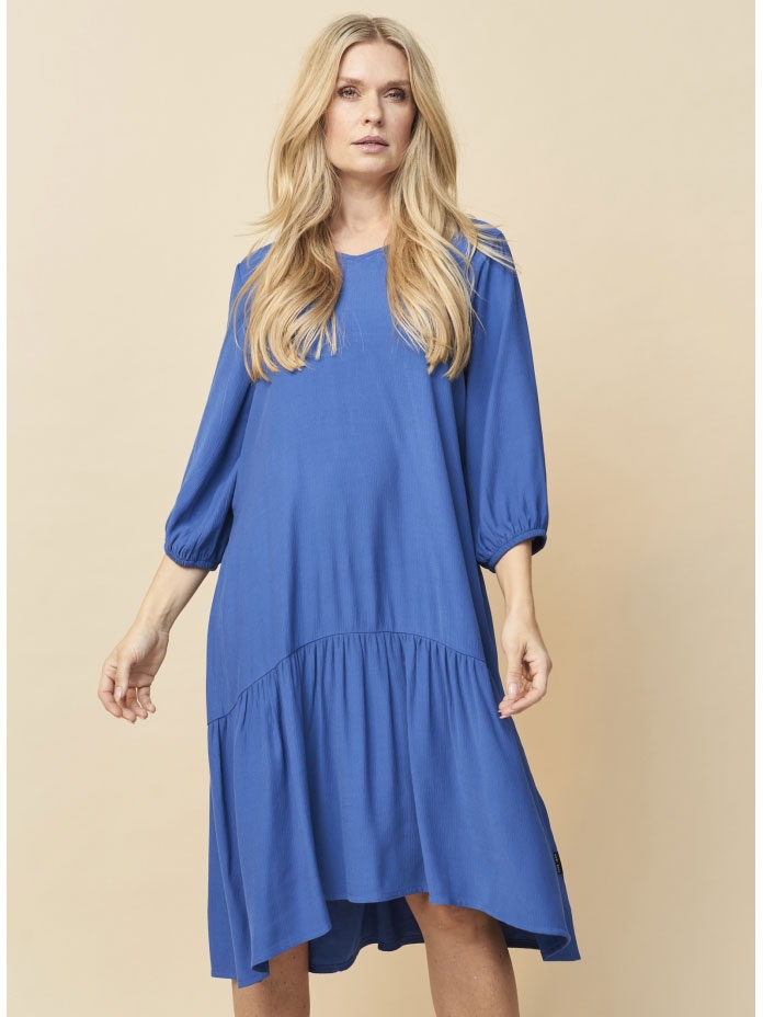 Blå kjole med flæse og v-hals fra Pont Neuf