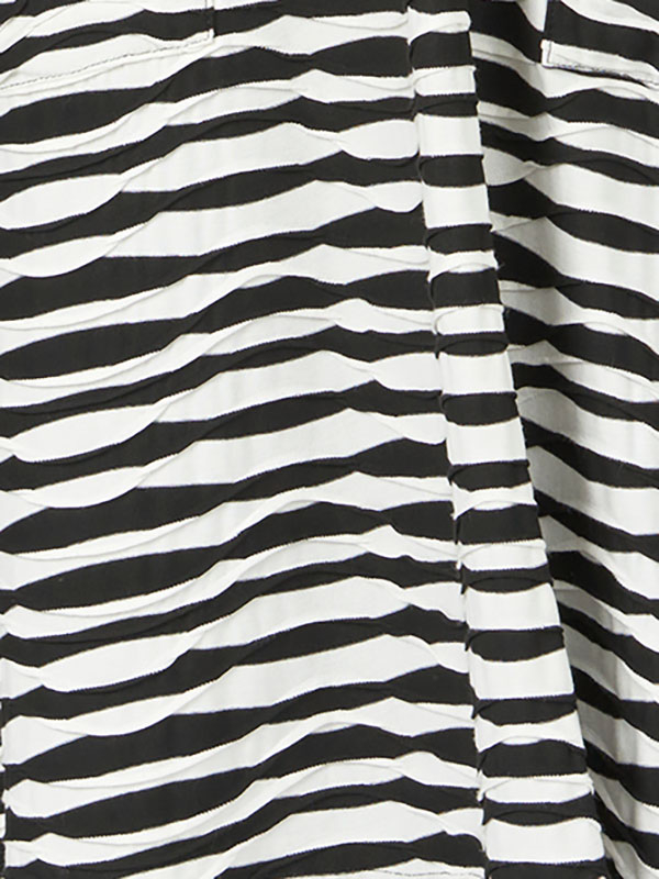 KITTY - Lækker viskose kjole i smarte hvide og sorte striber fra Pont Neuf