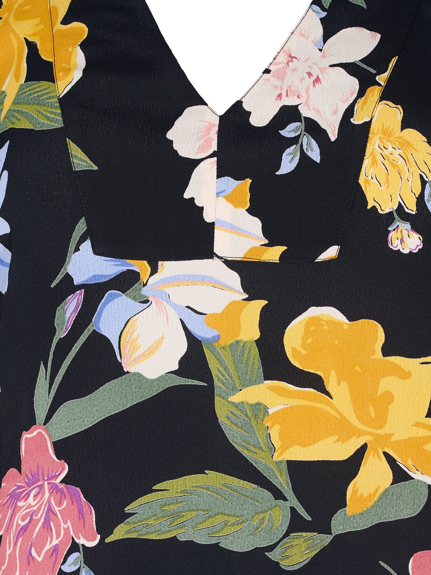 Sort viskose bluse med V-hals og smukt blomster print fra Zizzi