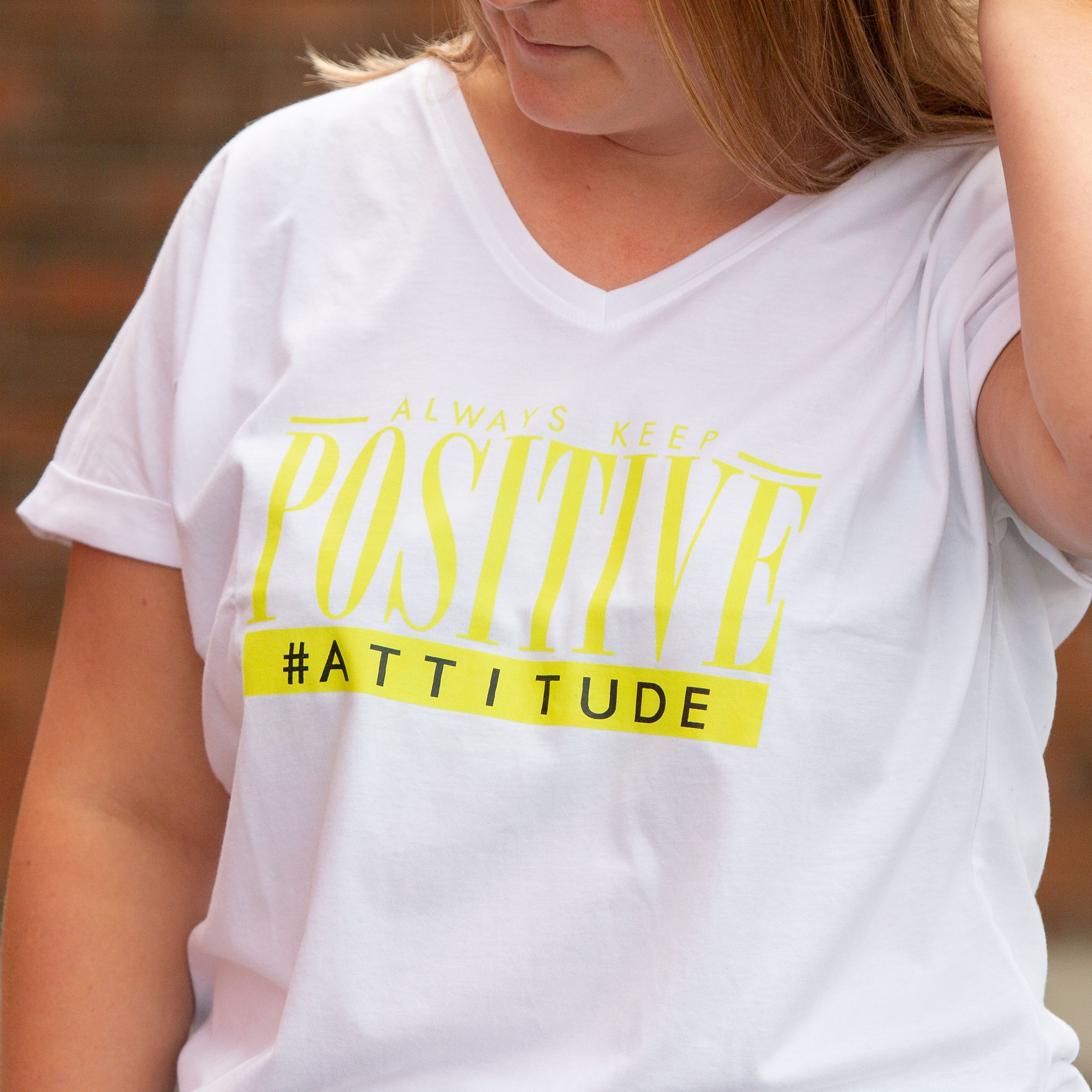 Hvid bomulds T-shirt med neon gult tryk fra Zhenzi