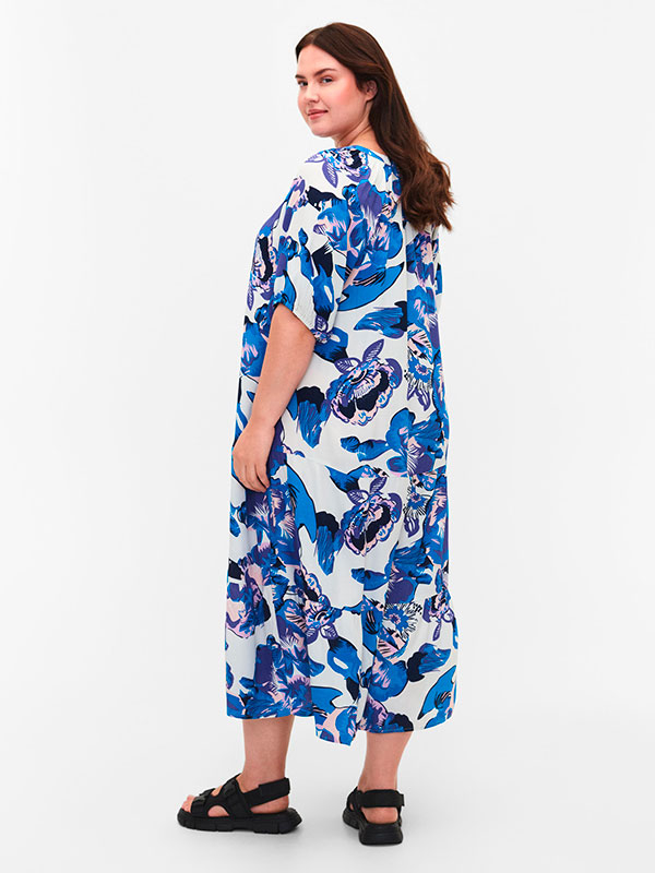 Lang hvid viskose kjole med blå blomster fra Zizzi
