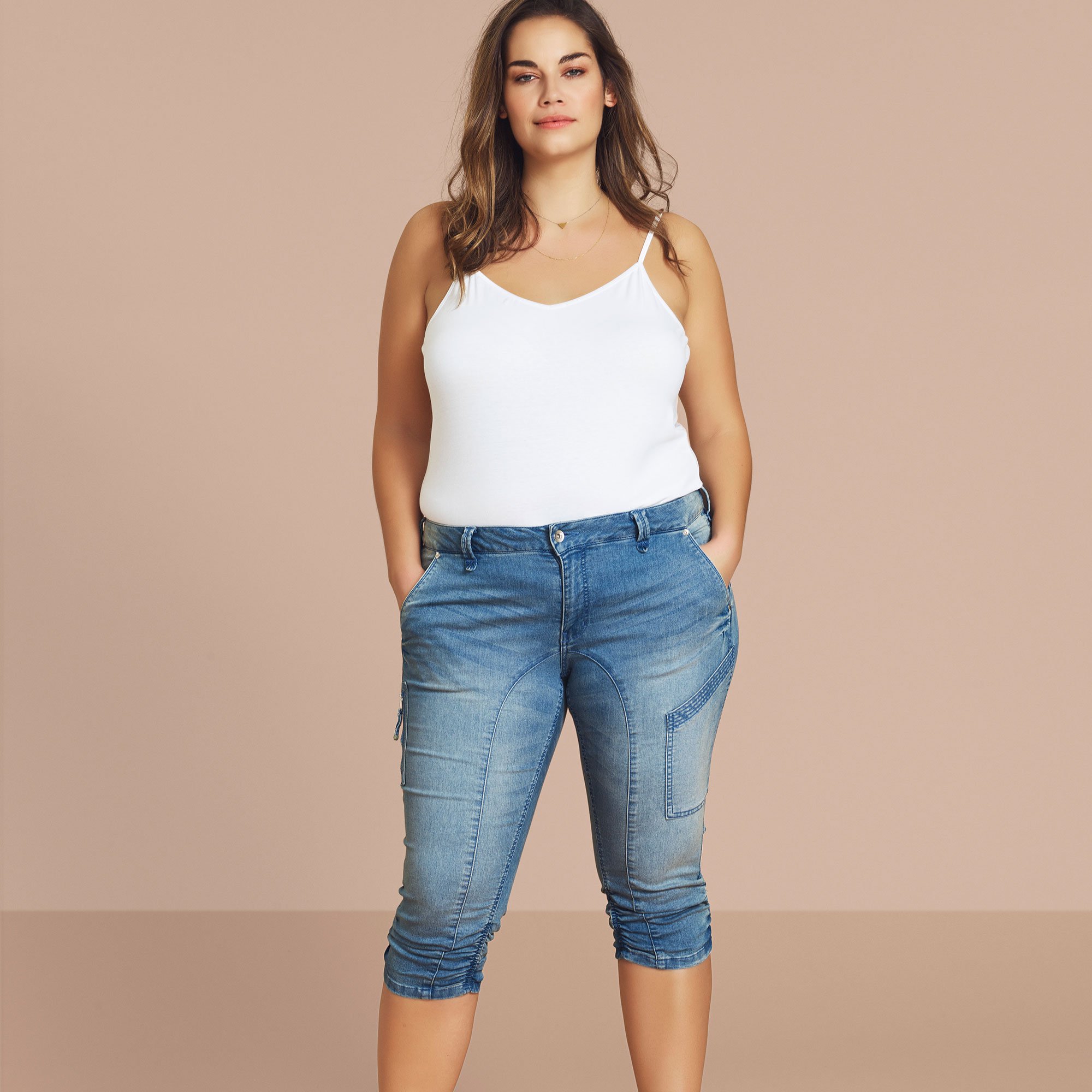 Lys denim capri med lynlås- og rynkedetalje fra Zizzi