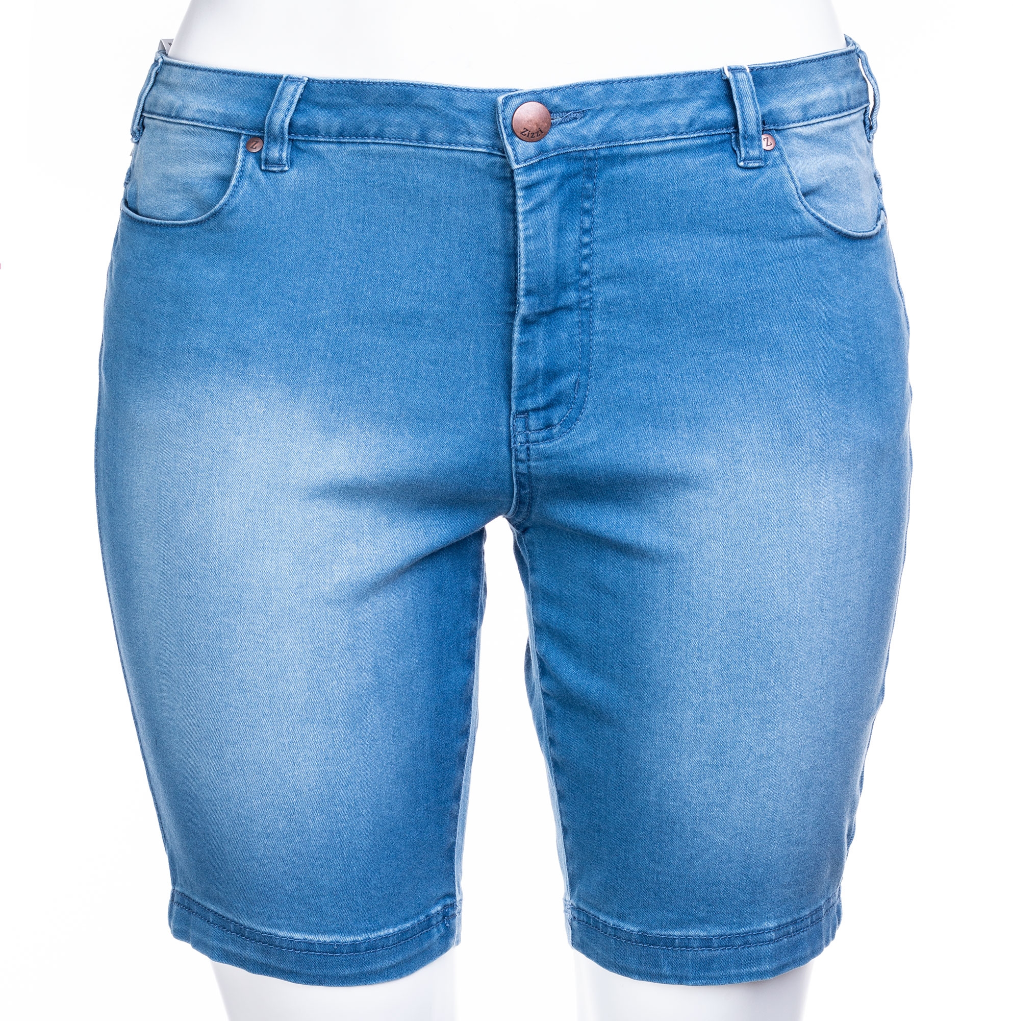 Lyseblå denim shorts med masser af stræk fra Zizzi